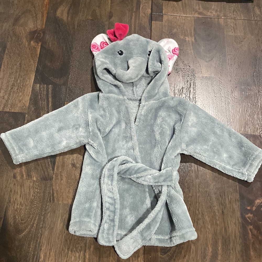 HEB 0-9 month gray elephant soft bath robe adorable floral ears and bow 💕